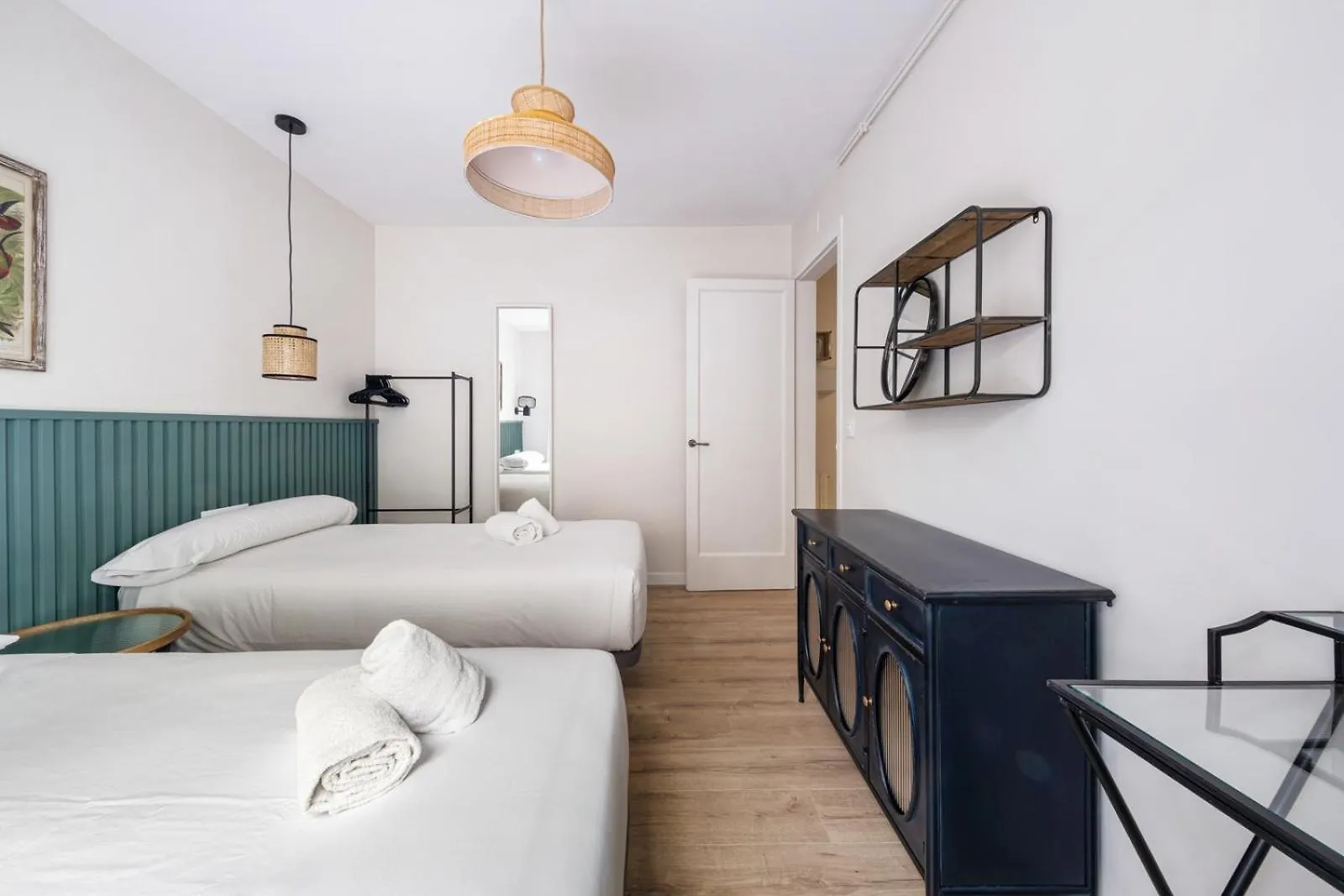 Bebarceloner Eixample Apartments- 4 Bedrooms דירה ברצלונה
