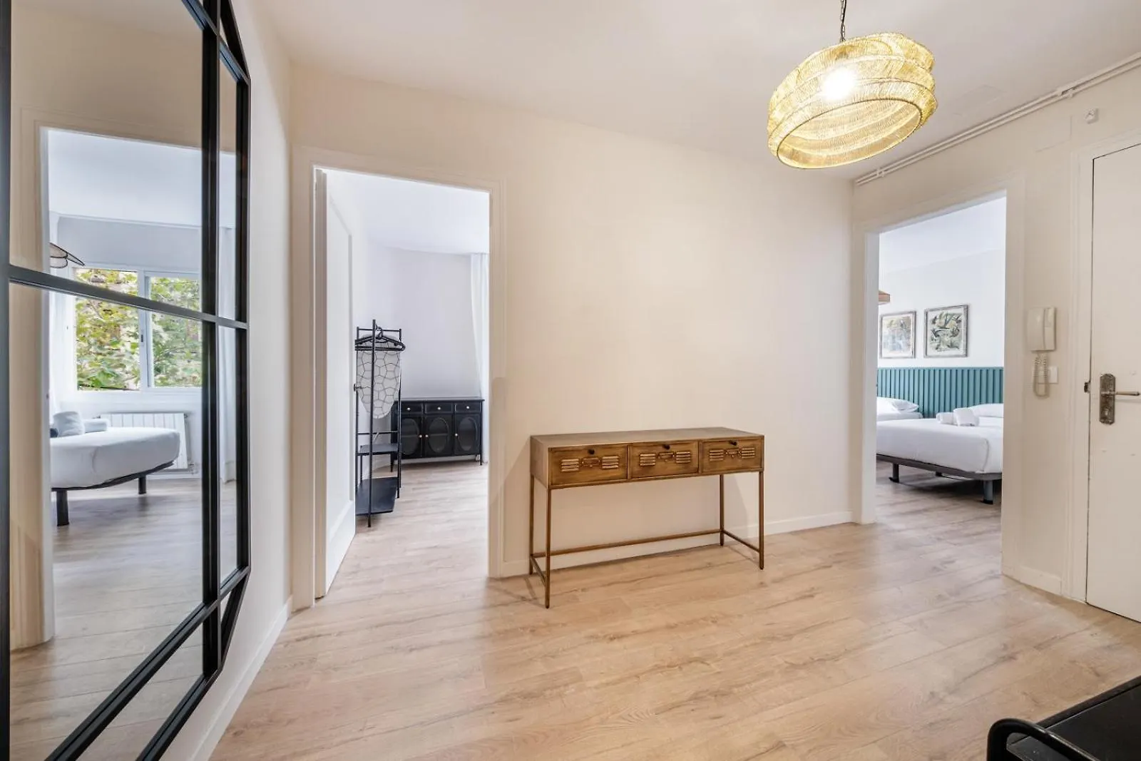 Bebarceloner Eixample Apartments- 4 Bedrooms דירה ברצלונה